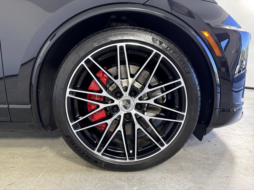Certified 2025 Porsche Macan Turbo Electric AWD/4WD image 15