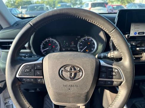 Used 2023 Toyota Highlander LE AWD/4WD image 6