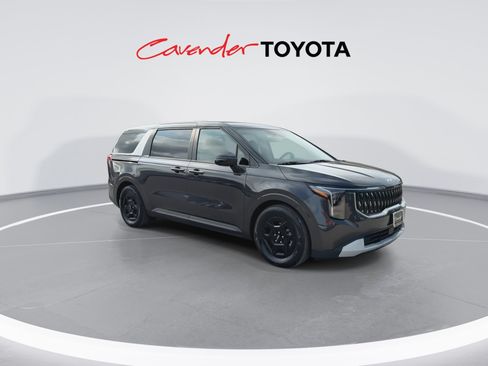 Used 2026 Kia Carnival FWD image 2