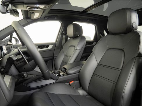 Certified 2026 Porsche Cayenne AWD/4WD image 5