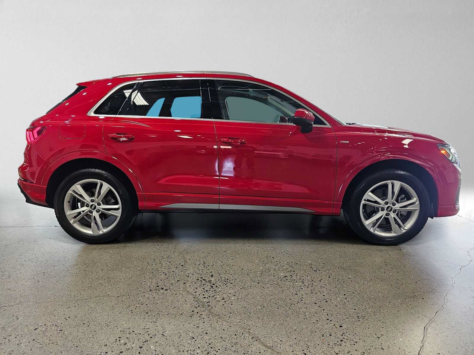 Used 2023 Audi Q3 2.0T Premium Plus w/ Premium Plus Package AWD/4WD image 2