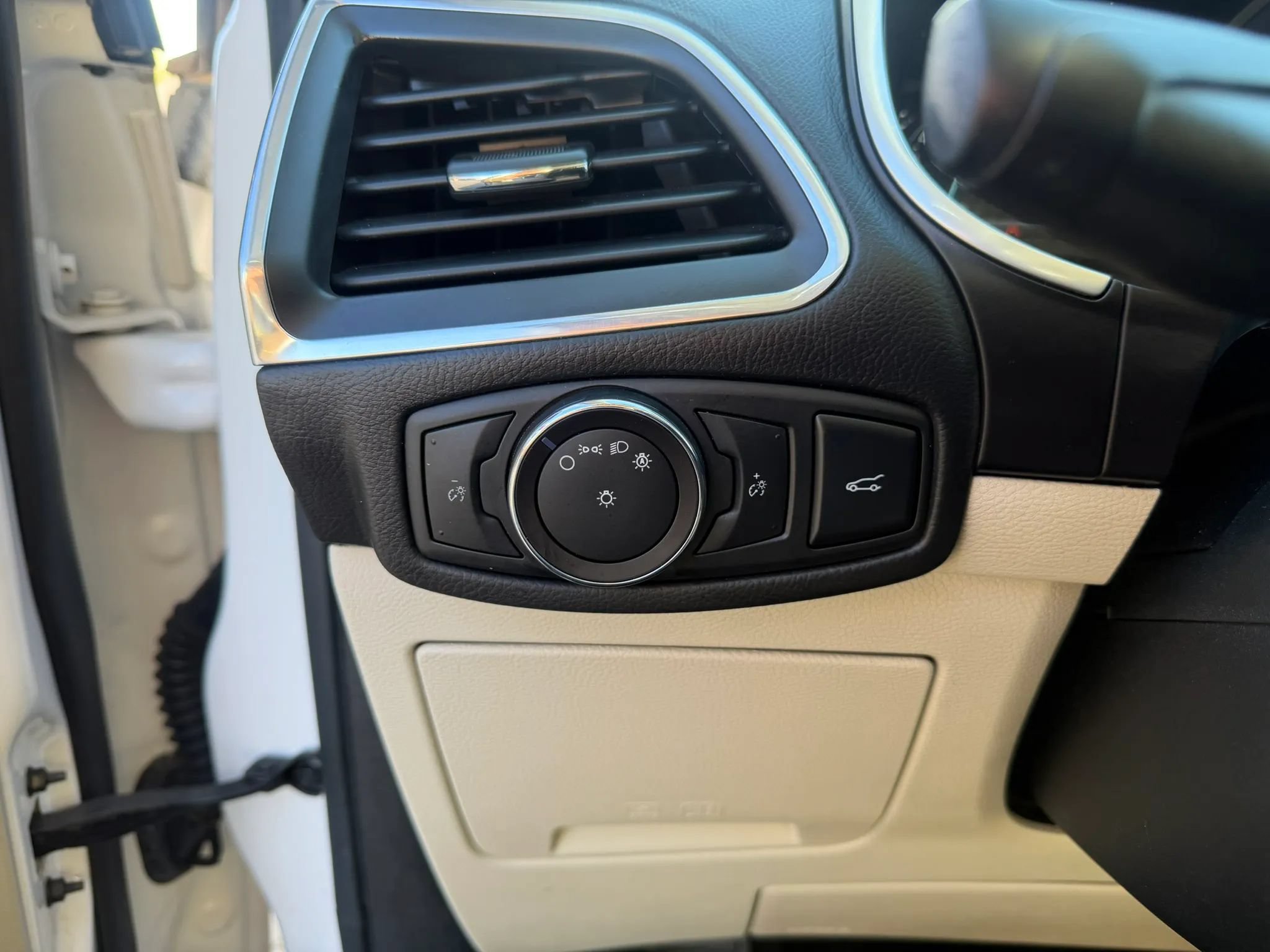 Used 2018 Ford Edge Titanium w/ Equipment Group 301A FWD image 25