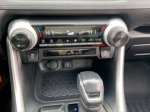 Used 2020 Toyota RAV4 XLE Premium image 19
