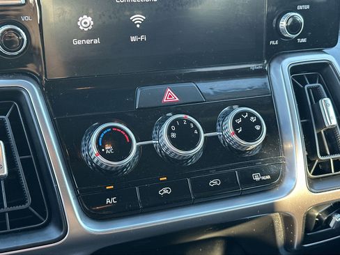 Used 2023 Kia Sorento LX image 17