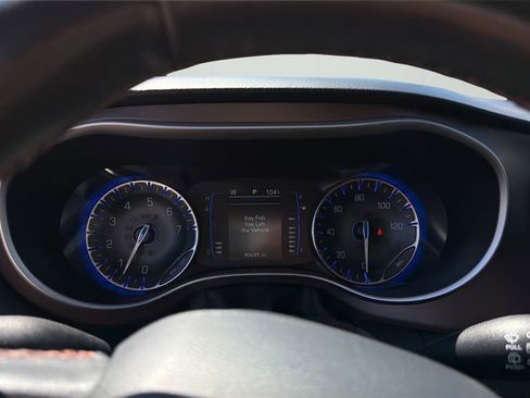 Used 2019 Chrysler Pacifica Touring-L image 10