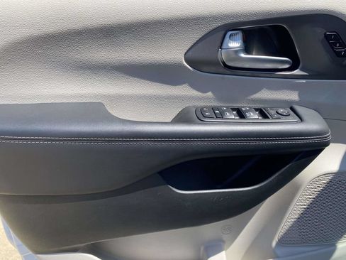 Used 2023 Chrysler Pacifica Touring-L FWD image 19