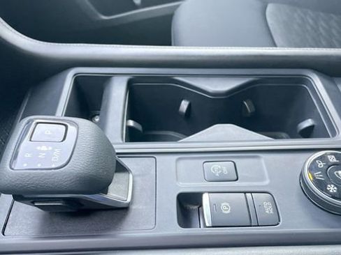 Used 2024 Nissan Pathfinder S image 19