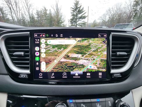 Used 2023 Chrysler Pacifica Touring-L image 33