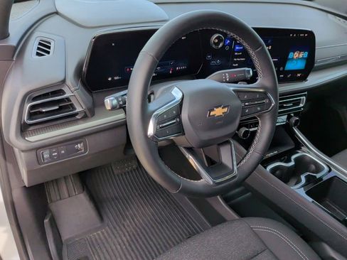 Used 2025 Chevrolet Traverse LT w/ Driver Confidence Package image 14