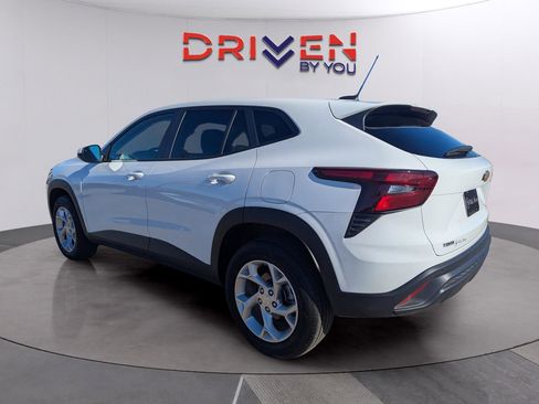 Used 2025 Chevrolet Trax LS w/ LS Convenience Package image 3