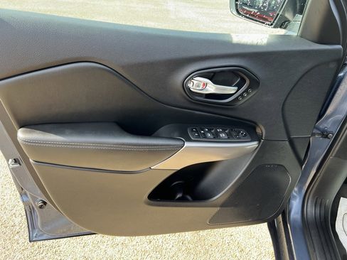 Used 2022 Jeep Cherokee Limited w/ Mopar Interior Package image 28