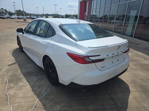 Used 2025 Toyota Camry SE FWD image 11