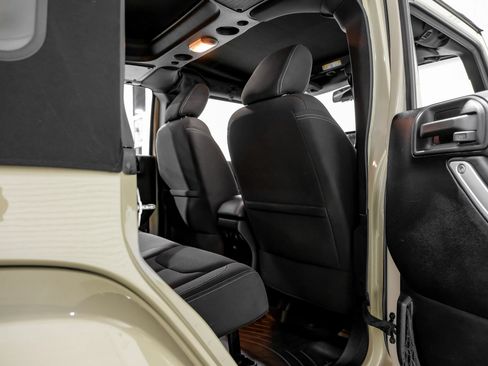 Used 2017 Jeep Wrangler Unlimited Sahara w/ Connectivity Group AWD/4WD image 38