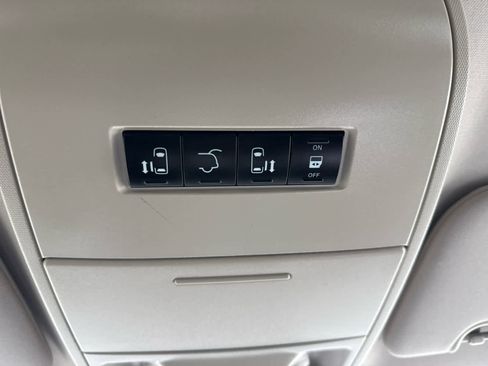 Used 2015 Chrysler Town & Country Touring image 28