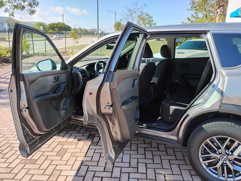 Used 2023 Nissan Rogue S AWD/4WD image 12