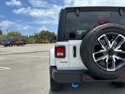 Used 2024 Jeep Wrangler Unlimited image 6