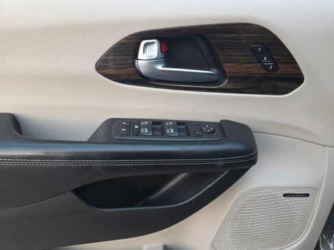 Used 2022 Chrysler Pacifica Limited AWD/4WD image 12
