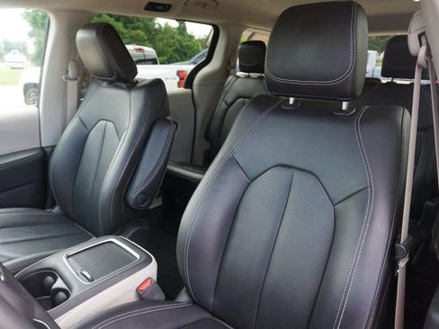 Used 2024 Chrysler Pacifica Touring-L FWD image 23
