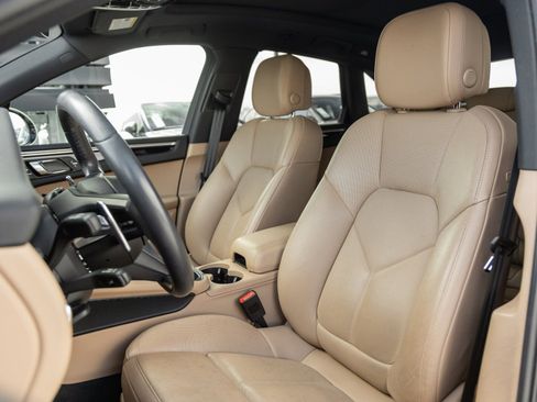 Certified 2023 Porsche Macan image 5