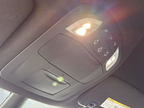 Used 2025 Chrysler Pacifica Select image 22