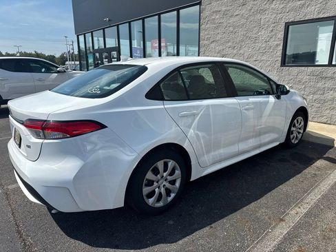 Used 2022 Toyota Corolla LE FWD image 3