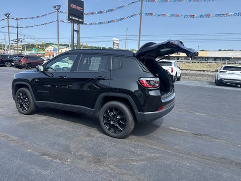 Used 2025 Jeep Compass Latitude w/ Convenience Group AWD/4WD image 6