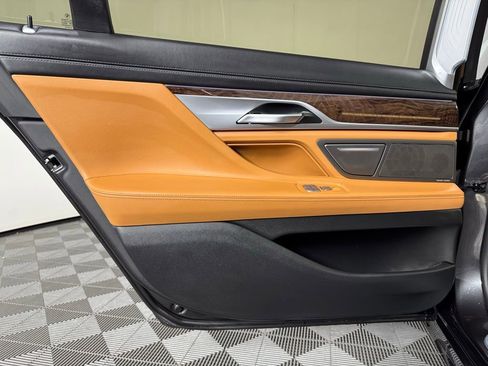 Used 2022 BMW 750i xDrive w/ Executive Package image 32