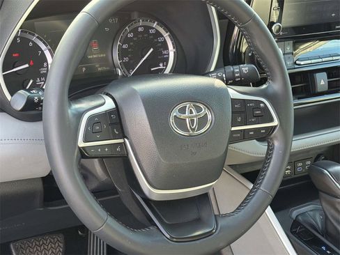Certified 2022 Toyota Highlander XLE image 11