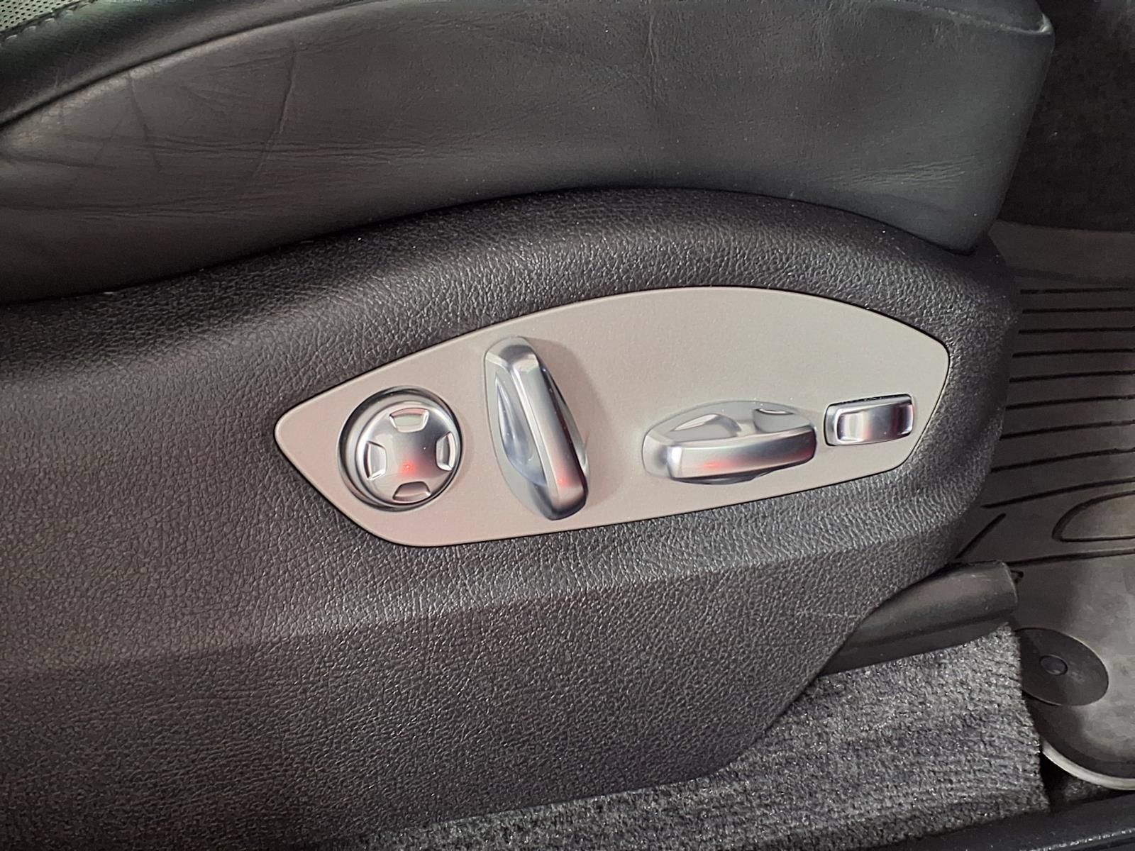 Used 2024 Porsche Macan Turbo AWD/4WD image 10