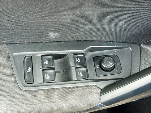 Used 2018 Volkswagen Tiguan S image 17