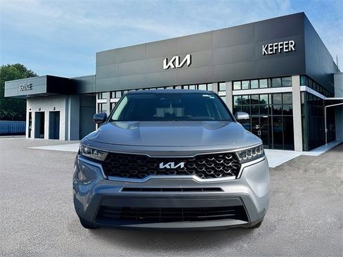 Used 2023 Kia Sorento LX image 3