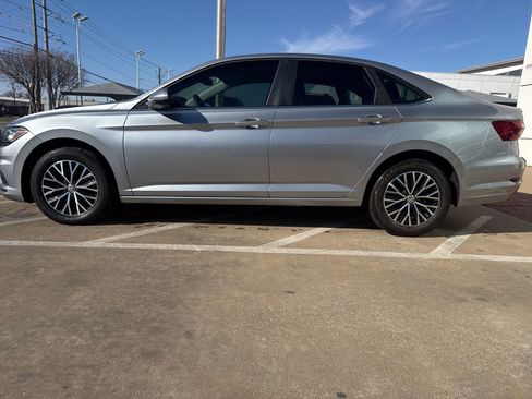 Used 2020 Volkswagen Jetta SE w/ SE Cold Weather Package image 2