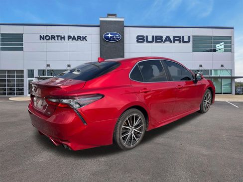 Used 2021 Toyota Camry SE FWD image 3
