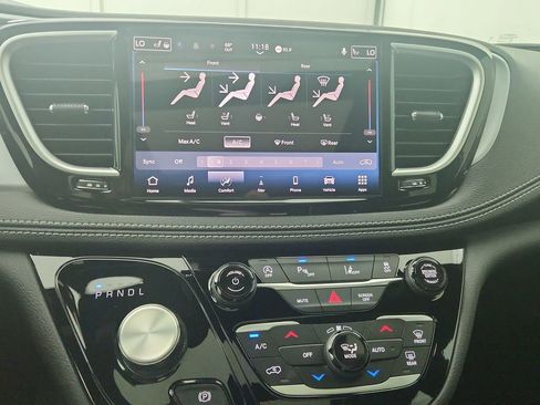 New 2026 Chrysler Pacifica Limited image 26