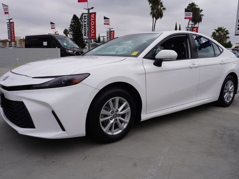 Used 2025 Toyota Camry LE FWD image 4