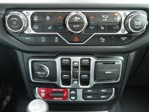 Used 2024 Jeep Wrangler Unlimited Rubicon AWD/4WD image 23