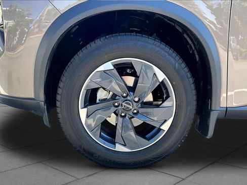 Used 2024 Nissan Rogue SV w/ SV Premium Package image 11