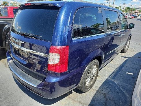 Used 2013 Chrysler Town & Country Touring-L w/ Driver Convenience Group FWD image 2
