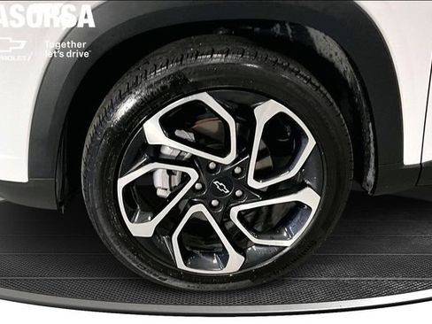 Certified 2025 Chevrolet Trax RS w/ Sunroof Package FWD image 9