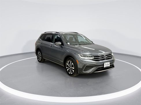 Used 2022 Volkswagen Tiguan S image 2