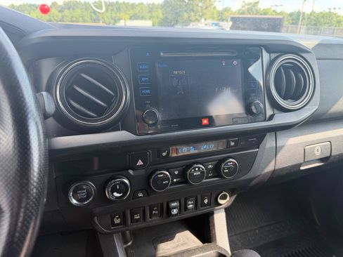 Used 2019 Toyota Tacoma TRD Sport AWD/4WD image 11