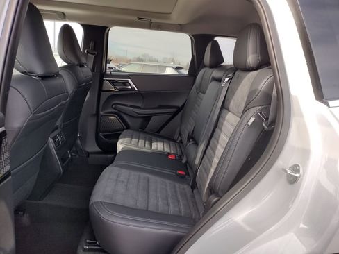 New 2026 Mitsubishi Outlander SE image 9