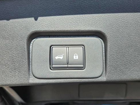 Used 2025 Nissan Rogue SV AWD/4WD image 18