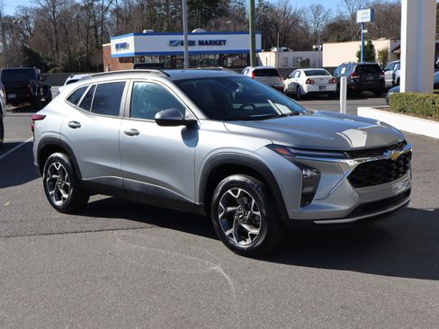 Certified 2024 Chevrolet Trax LT image 2