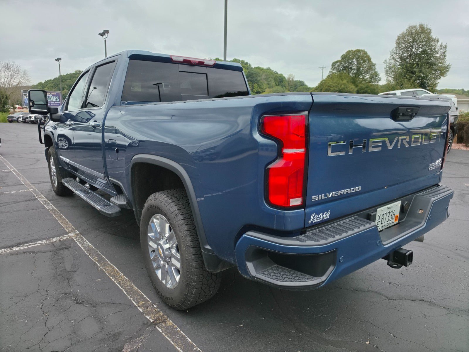 Used 2025 Chevrolet Silverado 2500 High Country w/ High Country Premium Package AWD/4WD image 3