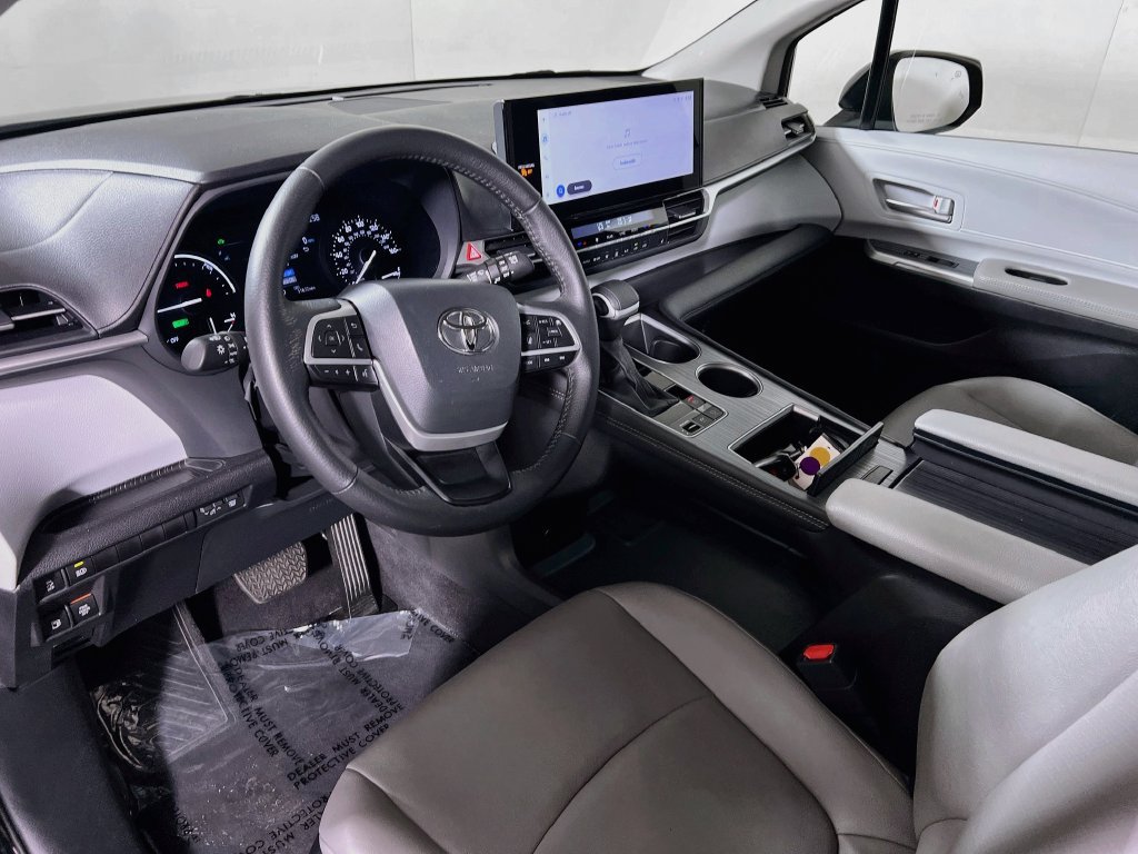 Certified 2026 Toyota Sienna XLE FWD image 9
