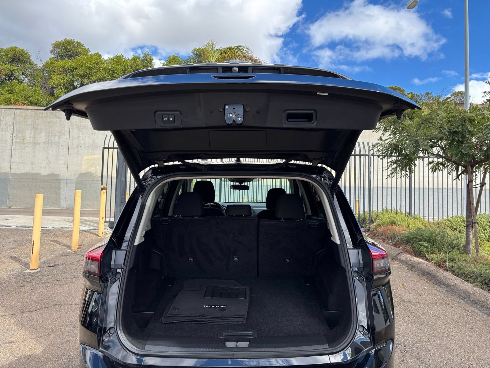 Used 2025 Nissan Rogue SV FWD image 32