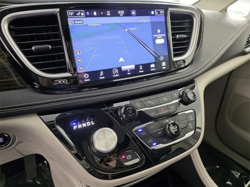 Used 2023 Chrysler Pacifica Limited image 26
