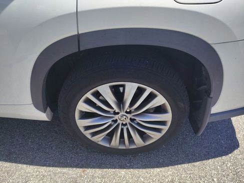 Used 2021 Toyota Highlander Platinum FWD image 3