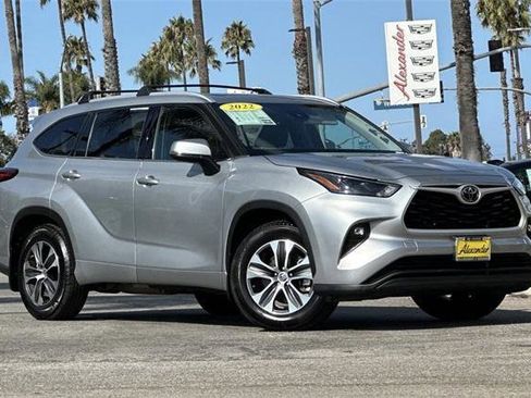 Used 2022 Toyota Highlander XLE image 2